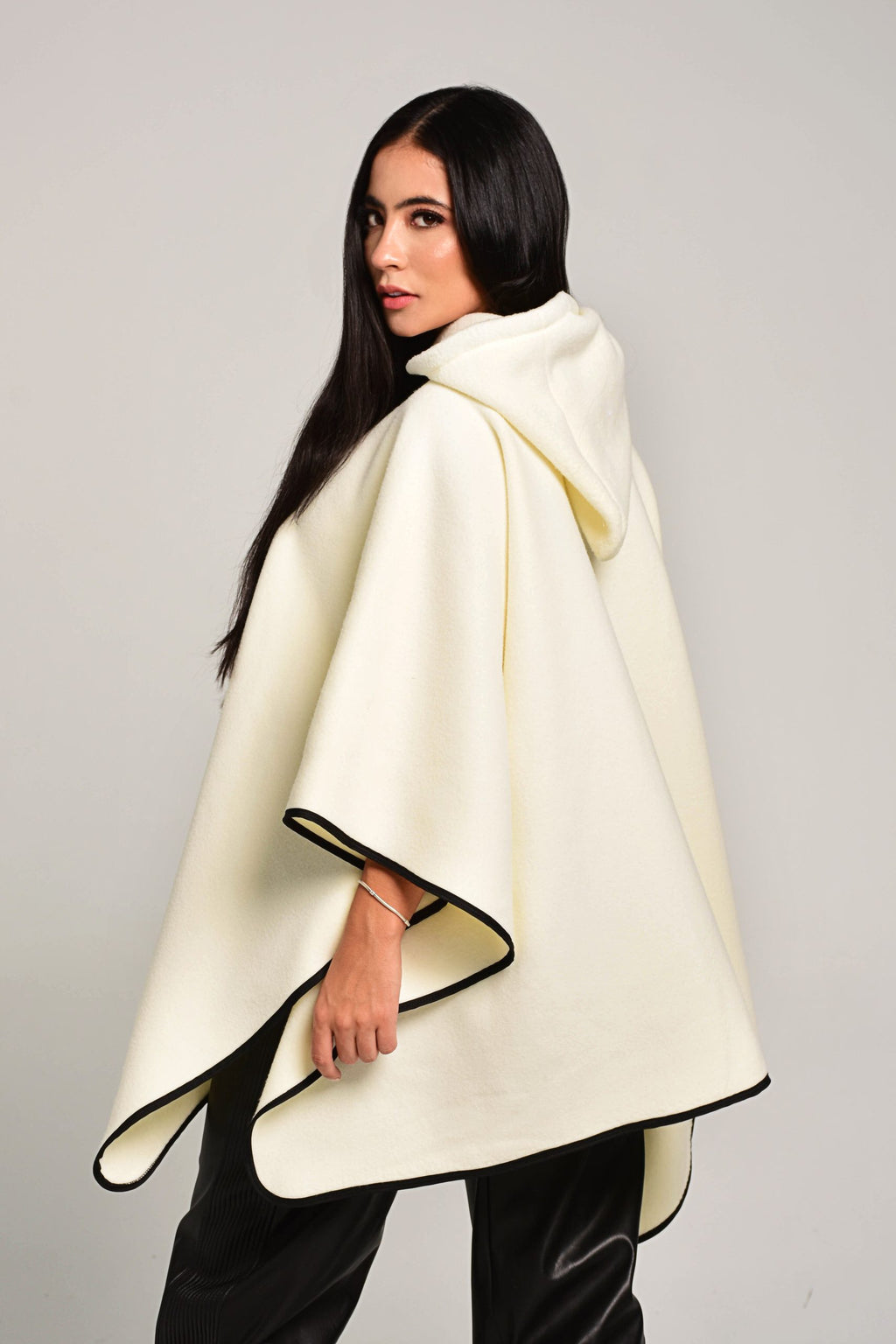 Ruana Capucha Modelo 1